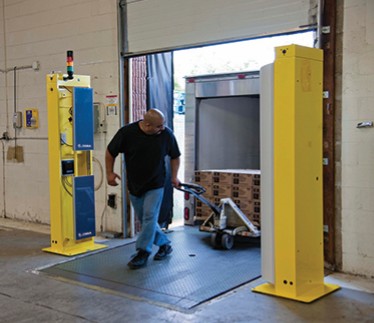 Warehouse dock door reading tagged pallets hands-free